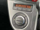 【オートエアコン】一度お好みの温度に設定すれば、車内の温度を検知し風量や温度を自動で調整。暑い&hellip;寒い&hellip;と何度もスイッチ操作をする必要はありません。快適な車内空間には必須の機能ですね♪