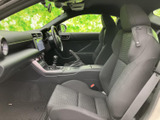 助手席から運転席まで見渡しやすい室内で、前席には身体を支える形状のシートを備えています。落ち着いた色合いで、乗車時もくつろぎやすい雰囲気が感じられます。