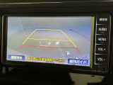 後方の見える安心をお届けするバックガイドモニター付:バックするときのアシストラインもあって楽々バック!車庫入れや縦列駐車をサポートし、苦手な駐車も安心です!今やもう手放せない装備ですネ♪