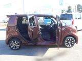 体が沈み込まないちょうどいい固さのシートなので、長時間の運転も疲れづらいんですよ♪足元もすっきりと広いです!