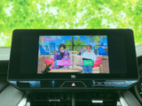 画面でテレビ番組を視聴でき、停車中の待ち時間も車内で過ごしやすくなります。映像が表示される大きな画面を備え、使い方に合わせて活用いただける装備です。