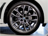 【BMWアロイホイル】軽量かつ強度に拘ったアロイホイル。走行性能ポテンシャルを引き出す設計。車の足元を引き締めてくれる大きなポイントはアロイホイルです。