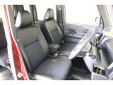 【運転席&助手席】シートは落ち着いたデザインです。クリーニング済みですので清潔感があり気持ち良く乗っていただけます♪