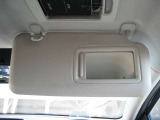 運転席側にもバニティミラー有