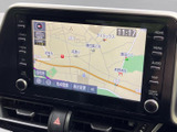 地図上に周辺の道路や施設名が表示され、現在地から目的地までの道筋を確認できます。画面の左右には操作部がまとまり、移動中のルート確認や案内設定に活用しやすい構成です。