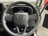 握りやすい形状のステアリングにホーン部を備え、運転中に手元で扱いやすい配置です。メーターとの位置関係も自然で、前方を見ながら日常の運転を進められます。