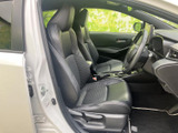 運転席と助手席は、身体を支える形状のシートに加え、足元にもゆとりを感じる空間です。前方の視界も確保され、落ち着いて過ごしやすいフロントシートまわりです。