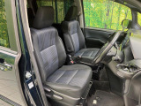 運転席まわりには十分なスペースがあり、大柄な方でもゆったり運転していただける環境です。