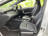 前席まわりは運転席と助手席が見渡しやすく、乗り込んだ際に室内全体を確認しやすい配置です。シートの立体的な形状が、日々の移動を支えてくれます。