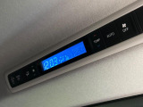 【リアオートエアコン】広い後部座席には必須の機能!風量や温度を自動で調整し前席と同様な車内環境にしてくれるリアオートエアコンを装備。夏の暑さも冬の寒さもストレスなく快適にお過ごしいただけます♪