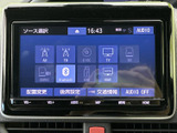 ラジオやディスク、Bluetoothなど複数の音源を画面から選べます。使いたい音源を確認しやすく、通勤や休日のお出かけなど日常の移動で活躍します。