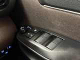 格納式リモコンドアミラーと、パワーウィンドウマスタースイッチです。車内の換気も運転席から簡単に行えます。