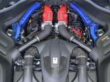3.9L V8ターボエンジンは600cvのゆとりあるパワーを発生し、滑らかで力強い加速を提供します。