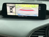 後方の映像に加えて車両周辺の様子も画面で確認でき、駐車時の後方確認をサポートします。ガイドラインを目安にしながら、周囲を確かめて操作できます。