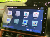 ナビや音楽、電話などのメニューをひと画面に集約。目的の項目を選びやすく、道案内や音楽再生など日々の移動を便利にサポートします。