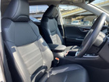 前席は身体を支える形状のシートで、運転席と助手席の間にはアームレストや収納スペースも備わります。窓から外の様子を確認しやすく、落ち着いた色合いの室内で、日々の移動もゆったり過ごしていただけます。