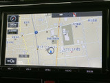 地図上に現在地や周辺の道路、施設名が表示され、目的地への道順を確認する際に役立ちます。地図の縮尺も画面で確認でき、慣れない場所へのお出かけにも便利です。