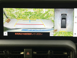 車両周辺の映像と上から見た車両イメージを画面で確認できます。周囲の状況を目で確かめながら駐車位置を把握しやすく、駐車時の確認を助ける便利な装備です。