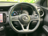手元で運転操作を行いながら、ステアリング上のスイッチ類にもアクセスできます。メーターを見ながら扱いやすい配置で、運転中の視線移動を抑えたい方にも便利な装備です。