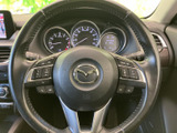 ステアリングには複数のスイッチが配置され、手元で車内の機能を扱える構成です。メーター類も視界に収まり、運転姿勢を保ちながら必要な表示やスイッチを確認しやすいレイアウトです。