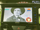 テレビ映像を画面で楽しめる装備を備えています。停車中の休憩時間に番組を視聴でき、車内で過ごす時間をより快適に活用できます。操作部も画面の近くにまとまり、扱いやすい配置です。
