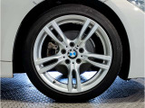 アウトバーンの走行を見据えたBMWの足回りは高い走行性能にこだわりが御座います。