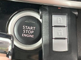 【インテリジェントキー】カバンやポケットに入れたままでもドアの施錠・解錠が可能なスマートキーを装備。エンジンのオン・オフ時もカギを取り出す必要が無いからとっても便利です♪