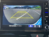 後方の様子を画面で確認でき、駐車時の後退操作をサポートします。ガイド線も表示されるため、周囲の状況を目で確かめながら車庫入れを進められて便利です。