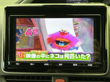 停車中にテレビ番組や映像を楽しめる画面を装備。車内で待ち時間を過ごす際にも活用でき、見やすい画面で気軽に映像を視聴できます。