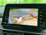 停車中にテレビ映像を視聴できる画面を備えています。待ち時間などに映像を楽しめるほか、車内で過ごす時間の選択肢が広がり、便利にお使いいただけます。