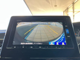 後方の様子とガイド線を画面で確認でき、駐車時の位置合わせをサポートします。周囲を目視で確かめながら活用できるため、車庫入れや駐車場での取り回しに便利です。