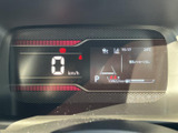 速度やシフト位置、燃料残量などの情報をまとめて表示し、運転中に必要な情報を確認しやすいメーターです。画面内には運転支援に関する表示もあり、視線移動を抑えて確認できます。