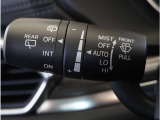 【オートワイパー機能】レバーをAUTOの位置にしているとき、レインセンサーが雨を感知すると、雨量に応じて、ワイパーが自動で作動します。