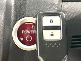 【Hondaスマートキー】カバンやポケットに入れたままでもドアの施錠・解錠が可能なスマートキーを装備。エンジンのオン・オフ時もカギを取り出す必要が無いからとっても便利です♪