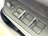 【電動格納ミラー】サイドミラーは電動格納式となっており、狭い駐車場でもキズがつくリスクを抑えられます。