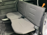 後席は左右それぞれに座面と背もたれを備え、同乗者がゆったり過ごせる空間です。足元には床面が広がり、乗り降りのしやすさも感じられる実用的なレイアウトです。