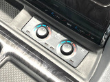 【シートヒーター&ベンチレーション】夏場は涼しい風でお尻や背中の熱やムレを防ぎ、冬はエアコンよりも早く温まってポカポカに!季節を問わず快適に過ごせます。