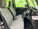 明るいグレーのシートが並ぶ前席は、座面と背もたれにゆとりを感じる形状です。運転席からの視界も開けており、日々の移動を気持ちよく過ごせそうです。