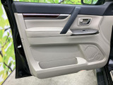 明るい色調の内張りに木目調のアクセントをあしらい、落ち着いた車内を演出。肘掛けやドアポケットも備わり、乗車中の小物置き場として活用しやすい造りです。