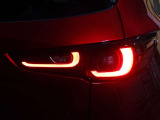 【テールライト】後ろ姿をスタイリッシュに演出。夜の後続車からの視認性を高め、デザイン性と安全性を両立しています。
