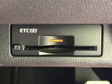 カードの出し入れ口を備えたETC車載器が確認できます。ETCを利用する料金所では、停車やカードの受け渡しの手間を抑えて通過でき、高速道路の移動を便利にします。