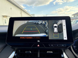 後方の映像に加えて車両周辺の表示も確認でき、駐車時に周囲との位置関係を把握するのに役立ちます。画面のガイド表示もあり、バックでの操作をサポートします。