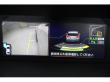 様々な情報を映し出すマルチファンクションディスプレイ。シフトレバーをリバースにすると連動してサイドカメラ映像&バックセンサーに切り替わります。