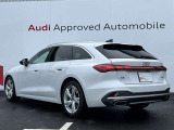 Audiのリヤディフューザーは、車両の後方での空気の流れを整え、乱流を減少させることで、走行安定性を向上させます。またスポーティで洗練された外観を提供し、全体のスタイルに一体感を持たせます。