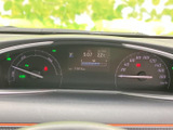 速度計や走行情報が視線の先にまとまり、運転中に必要な表示を確認しやすい配置です。燃料残量や外気温、シフト位置なども表示され、日々の運転時に役立ちます。