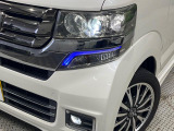 【LEDヘッドライト】悪天候や夜間走行時も良好な視界を確保し安心して運転できる高輝度LEDヘッドライトを装備!点灯速度が早く、消費電力も抑えられています。