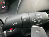 レバーには各種表示が記され、必要な操作を目で確認しやすい仕様です。運転席から手の届く位置にあり、日々の運転で使う機能を手元で扱える便利な装備です。