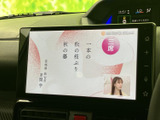 テレビ番組を表示できる画面を備え、停車中の休憩時間などに映像を楽しめます。大きく表示された画面で内容を確認しやすく、待ち時間も車内で快適に過ごせます。