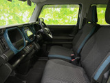 前席まわりは窓から光が入り、運転席側からも視界を確保しやすい空間です。シートは柄入りの生地と青いアクセントが印象的で、座ったときにも落ち着いて過ごせる雰囲気にまとまっています。