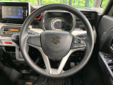 インテリアに合わせたデザインのステアリングは、運転される方のことも考え、運転しやすい形状、大きさです。是非一度、実際に触ってお確かめください。